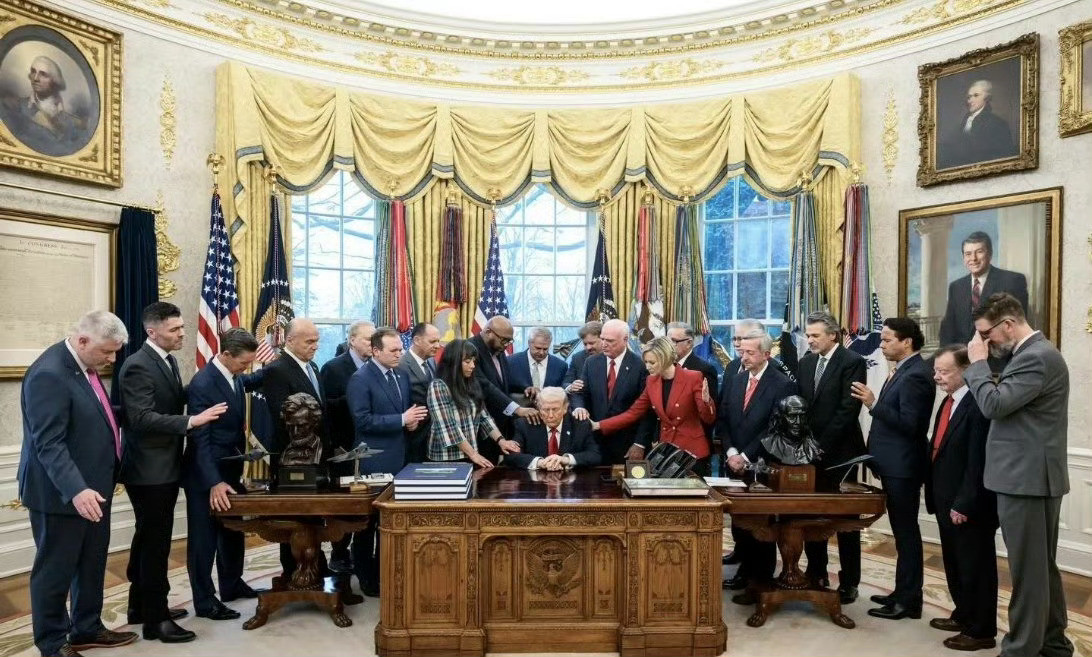 他不是一回两回搞封建迷信操作了……除了中国全世界基本上都被神权国家统治着，唯物主