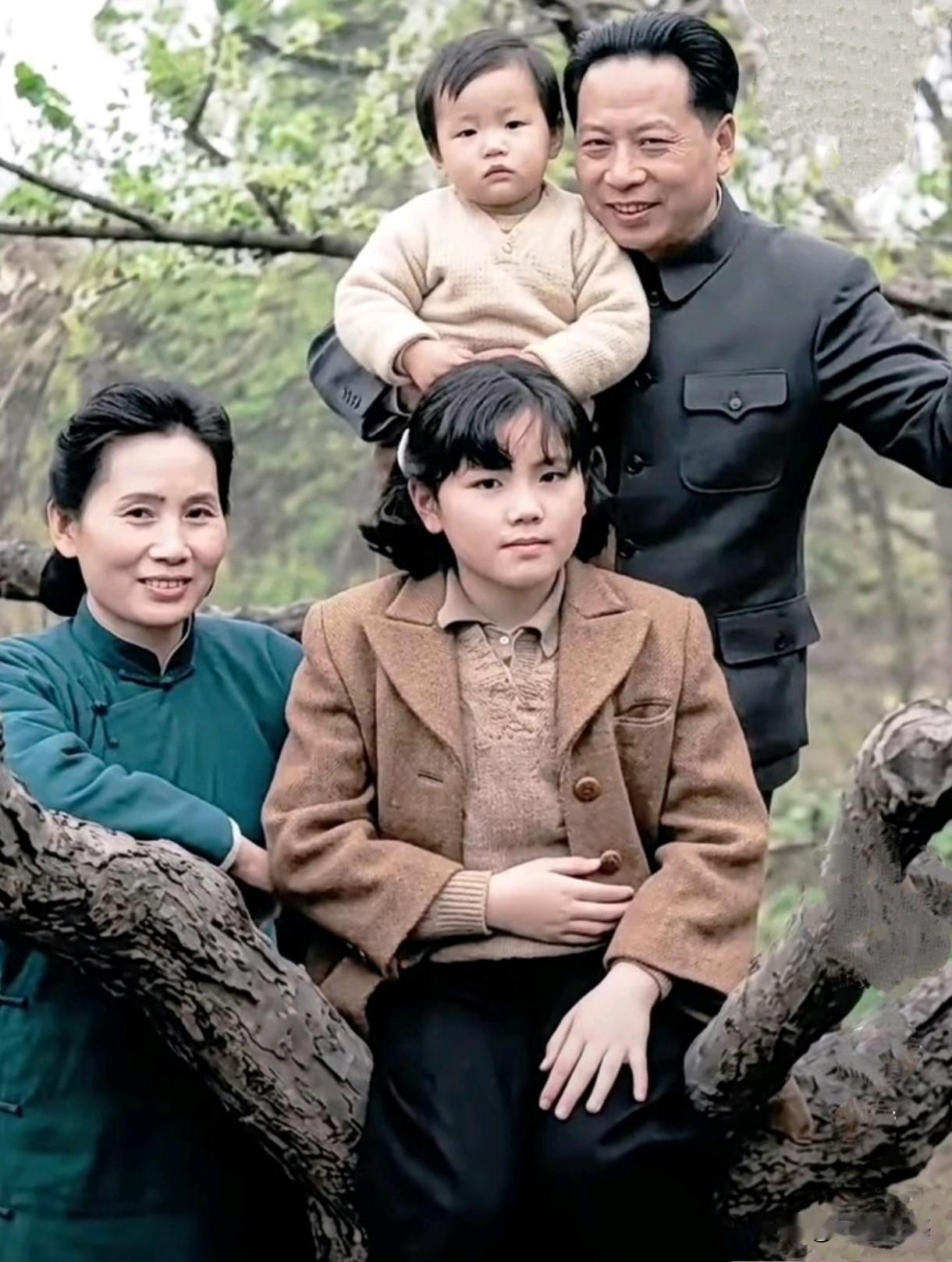 这张照片，是叶挺将军一家四口留在人间的最后一张全家福。1946年4月7日，重