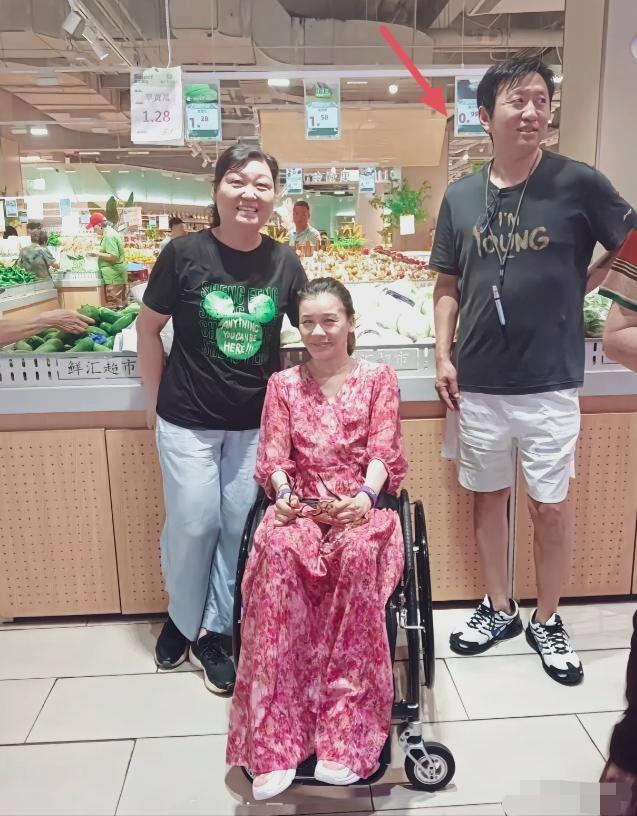 路人拍下的偶遇画面，已经45岁的桑兰，一身轻薄碎花长裙，脸颊气血饱满，眉眼舒展柔
