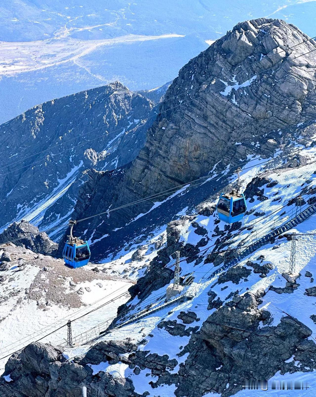 玉龙雪山有冰川公园、蓝月谷、云杉坪、牦牛坪等著名景点。冰川公园位于海4506-4