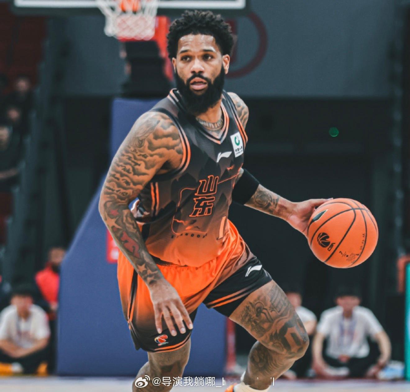 山东男篮裁掉外援迈尔斯·鲍威尔，他本赛季表现并不算太差，场均出场18分钟就可以拿