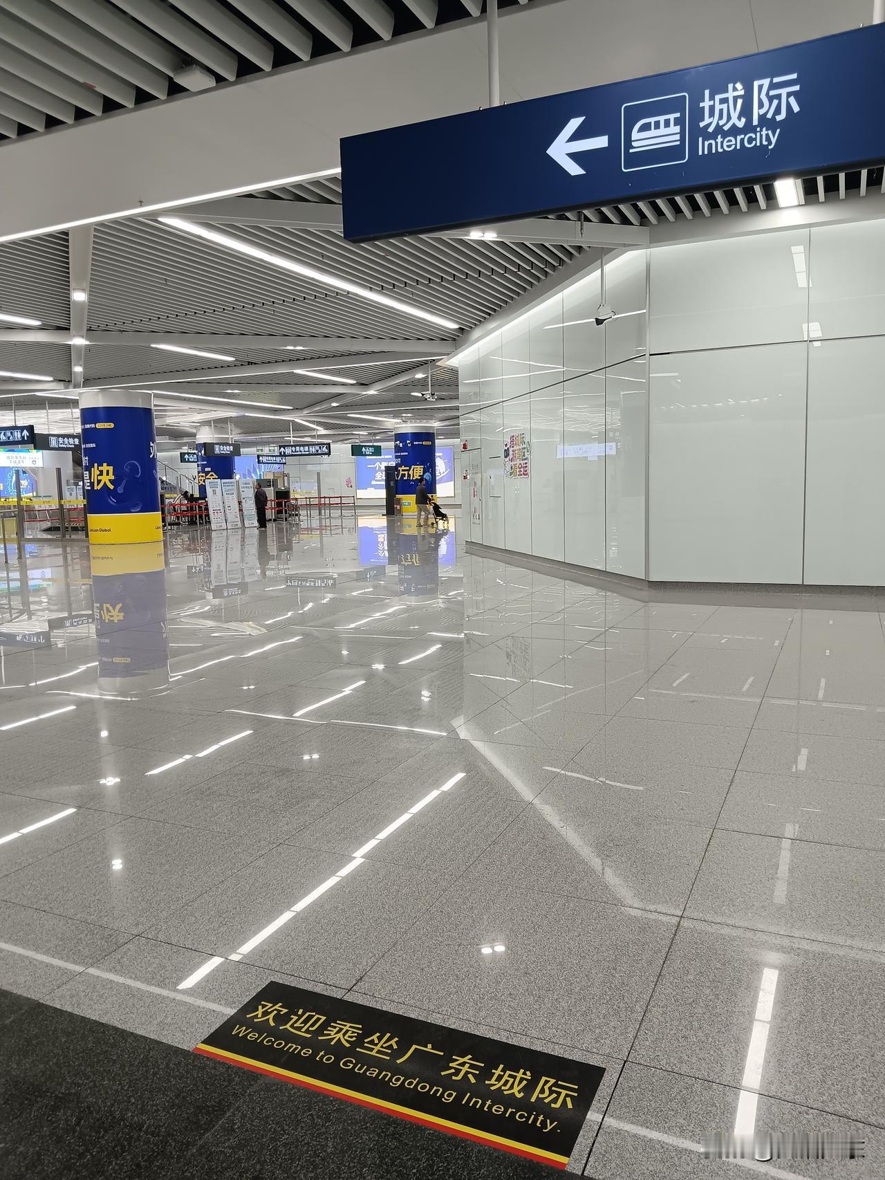 广东城轨着实让人又爱又恨。广东城轨弥补了地铁的不足与高铁的一些缺陷，却也带来了新