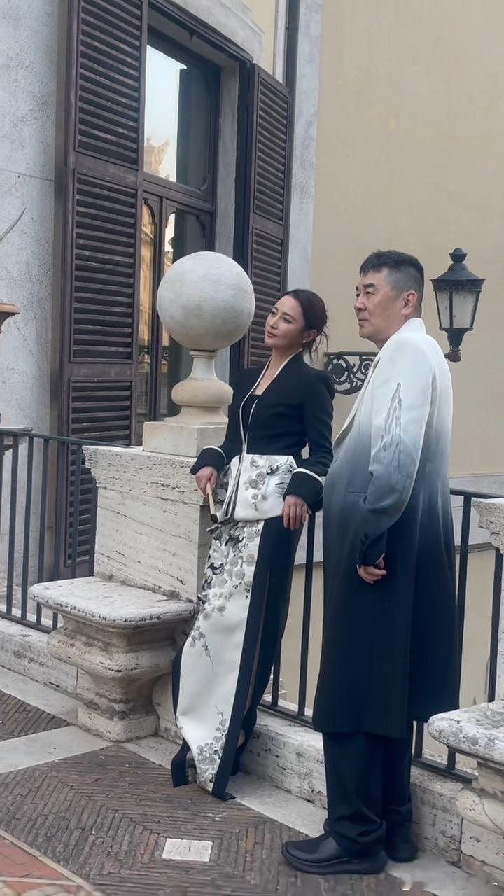 路人帮蒋勤勤陈建斌拍合照谁能不爱这种接地气的明星夫妻！国外旅行偶遇，陈建斌大方
