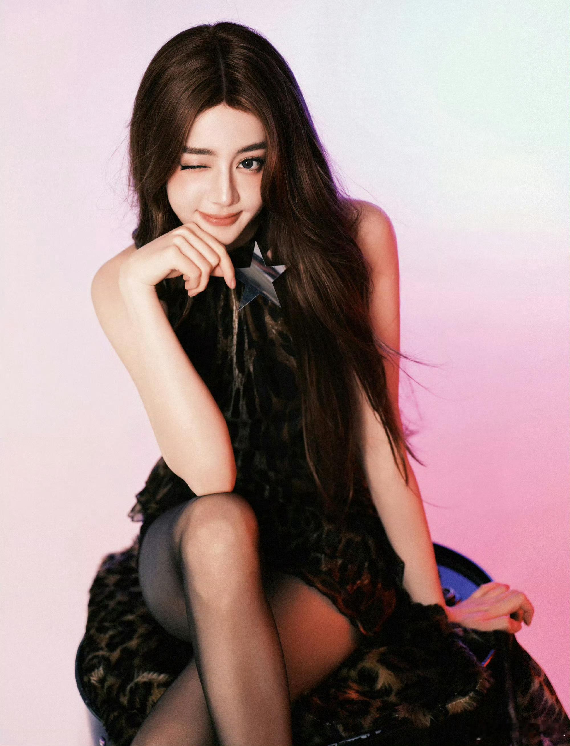 迪丽热巴甜酷辣妹解锁不一样的迪丽热巴，甜酷辣妹造型亮眼吸睛，甜妹底色搭配飒爽气