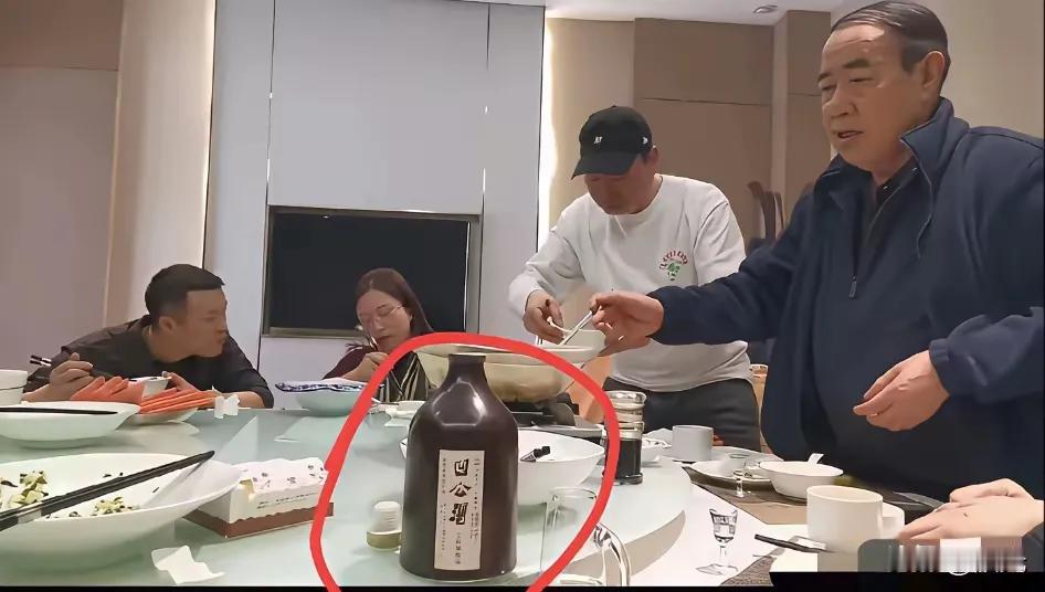 贾平凹号称是陕西大咖级别的大作家，想不到的是他居然卖起了“凹公酒”！​原来贾平