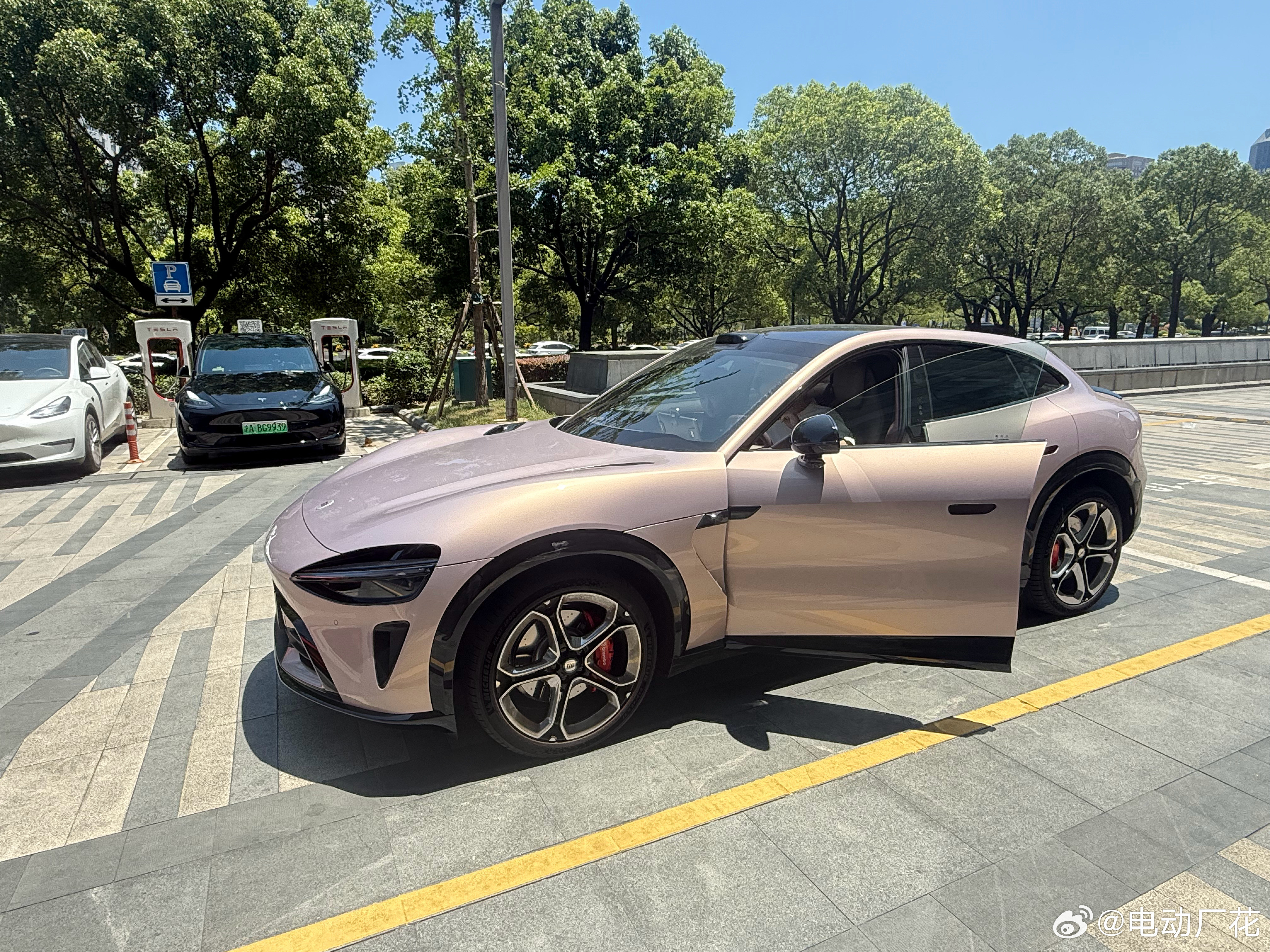 是谁？！怼了我们YU7的屁屁[汗]粉色实车好看耶～～冲冲冲新能源汽车