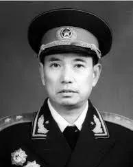 1980年，广州军区司令员吴克华给詹才芳打去电话，工作人员顺口答了一句“詹司令在