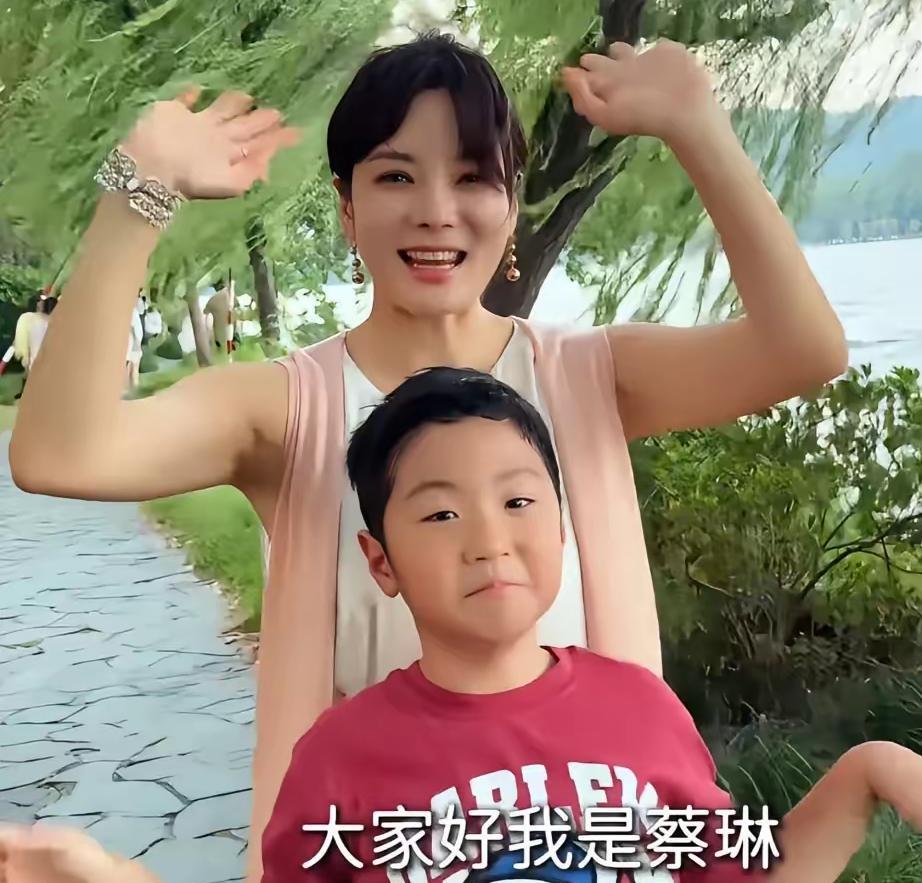 蔡琳带全家游西湖！儿子护照首章留中国，母子对话超可爱！[比心]8月底，好久没露