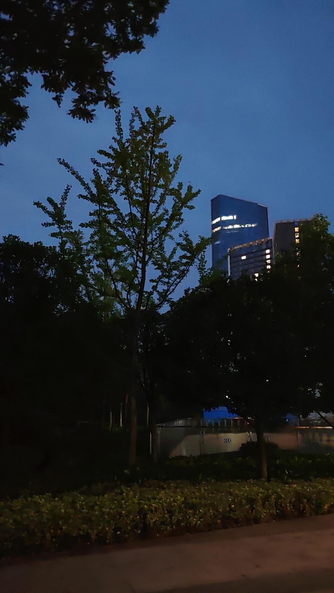 为什么每次A股涨得过快，就会出现打压的情况，监管就要出来降温，你以为他们不想让股