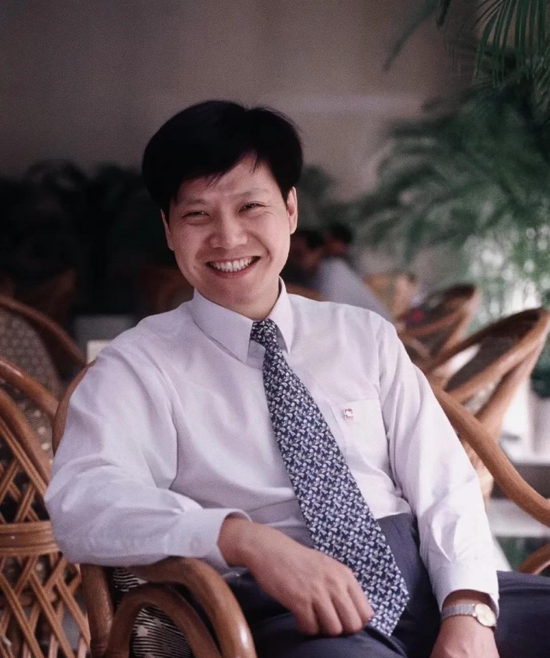 2000年，金山公司CEO雷军。面对镜头，他谦逊地表示：“真的不是我厉害，纯粹