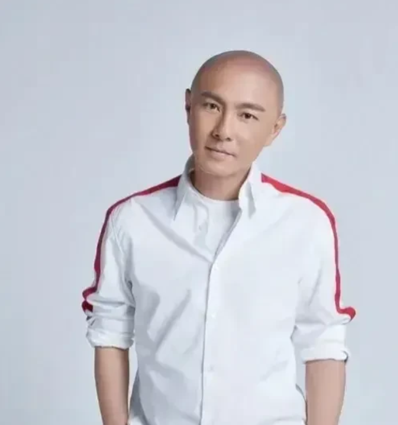 演员张卫健说：刚入行的时候，任达华建议我，有钱了不要做生意，去买房，我听了他的话