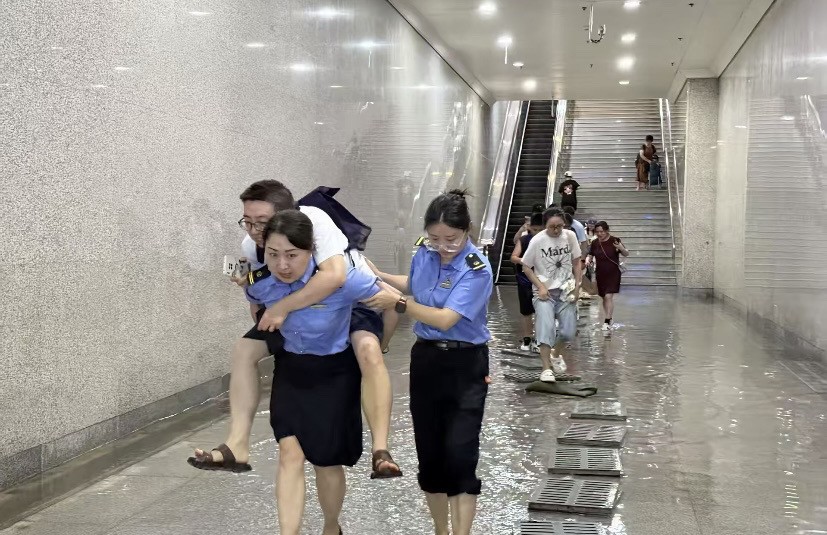 我也想让小姐姐背我🥺
