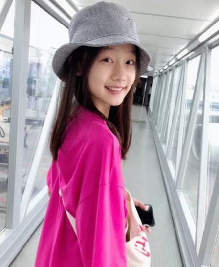 小四月长这么大了赵薇女儿黄新（小四月）已经15岁了，出落成一名大姑娘了。小四月