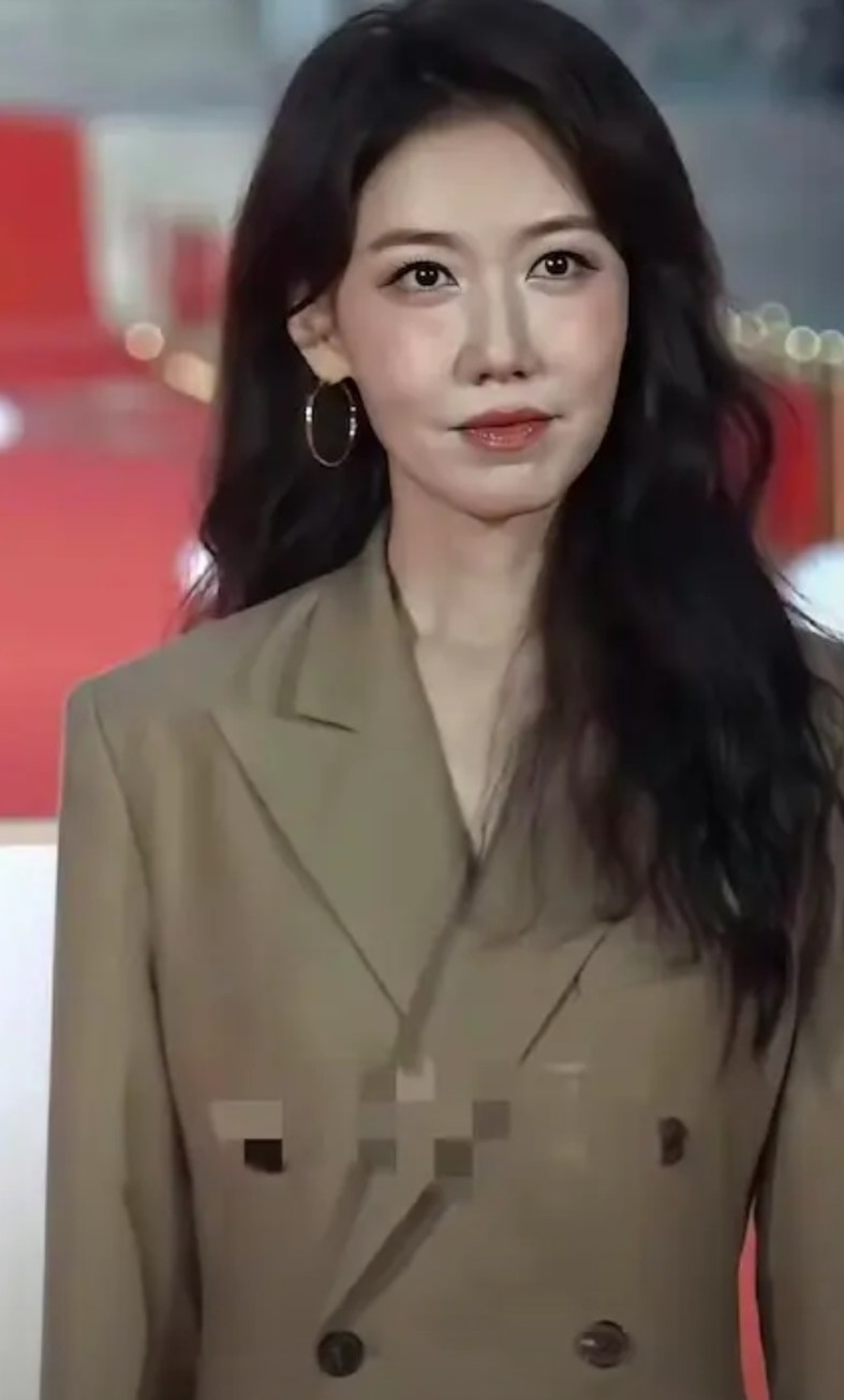 果然女明星们只要事业一上去都会选择整容。当年被誉为翻版高圆圆的高露事业发展一