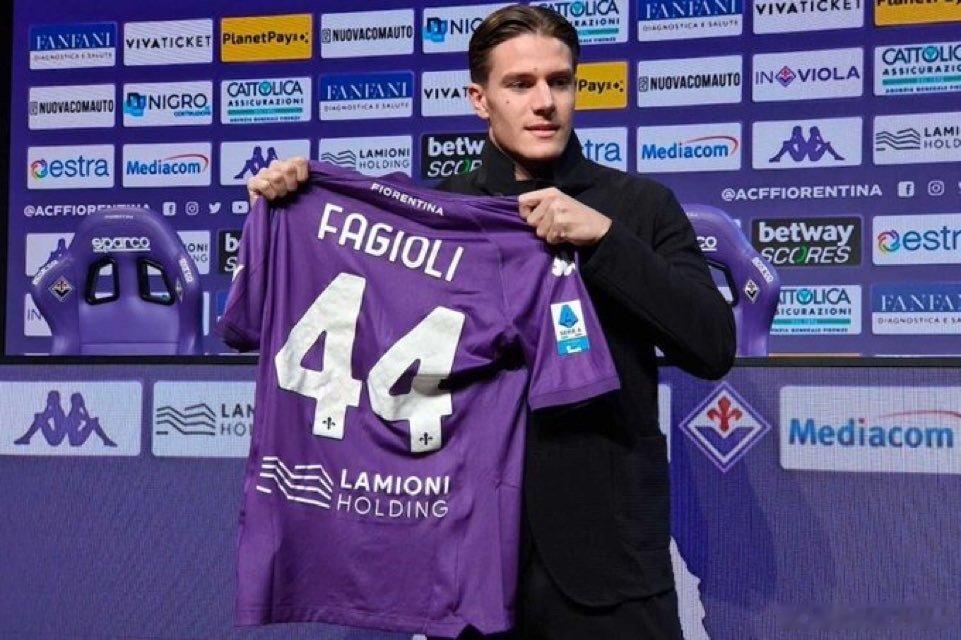 Calciomercatoit：斯帕莱蒂希望在今年一月加强尤文图斯的中场实力，他