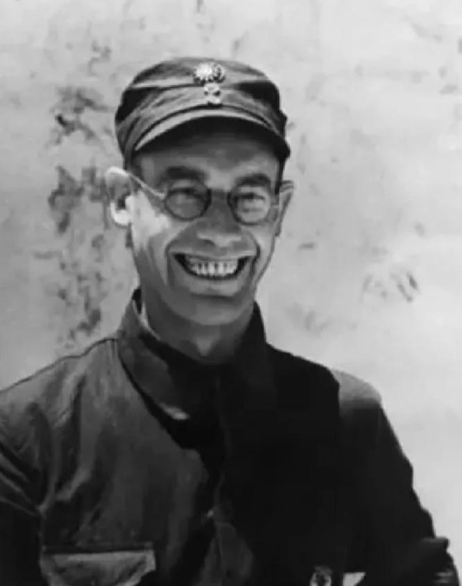 比起打仗，李德的私人生活同样荒唐不堪。 1933年秋季，在江西瑞金，一名名叫