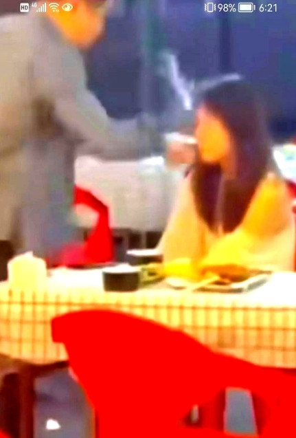 不知羞耻，妻子偷偷与情人吃火锅，被丈夫发现后，丈夫端起酒杯，一下子泼在妻子脸上说