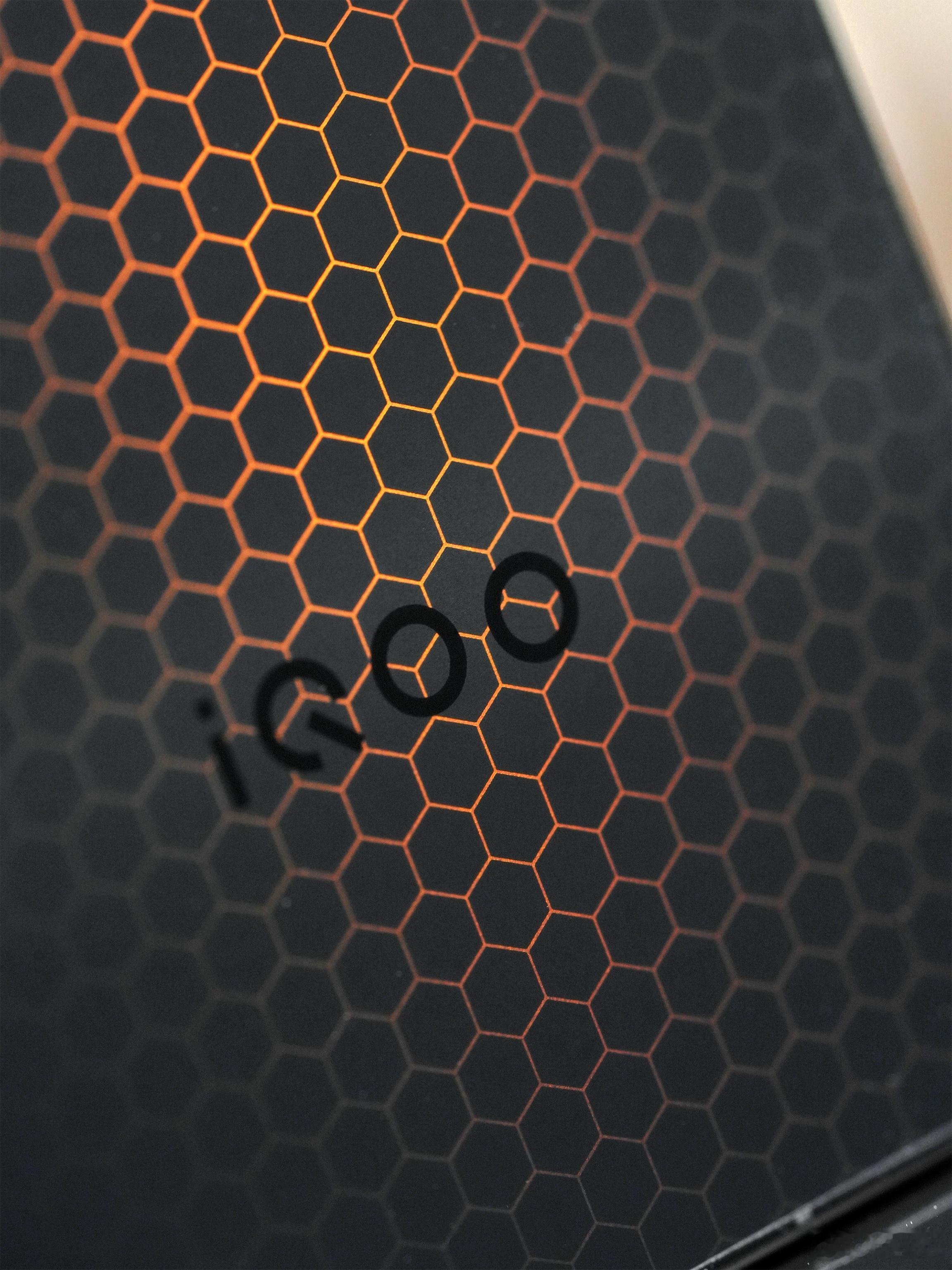 iQOO15Ultra2077，下午刚刚到手，背板的设计很有意思，在光线反