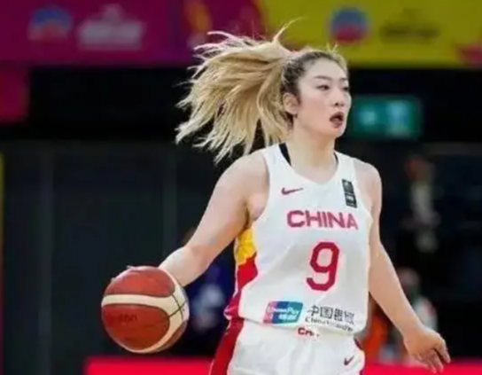 说实话，差距真有，但也不是天差地别。李梦23岁时已经是WCBA的“大魔王”—