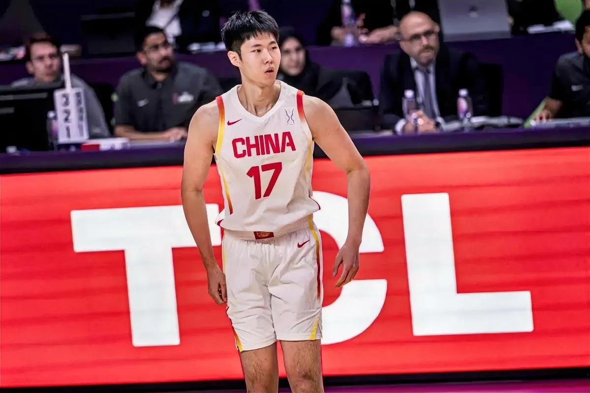 中国男篮前锋赵嘉义的表现太辣眼睛了！在男篮亚洲杯半决赛，中国男篮对阵新西兰男