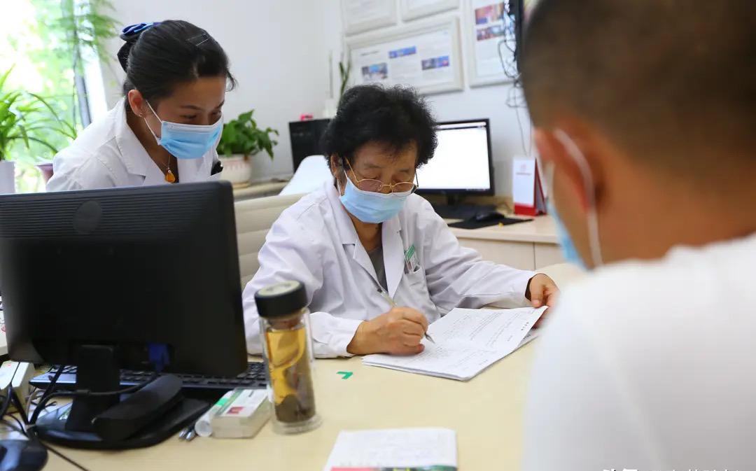 四川一个姑娘，宫外孕开刀把输卵管切了，麻药劲还没散，老公就甩来一句“离婚吧”。