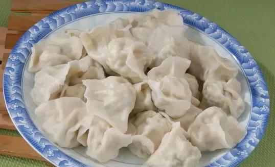 北方人对饺子有一种舍我其谁的感情，冬至吃饺子，逢年过节吃饺子，家有宾客吃饺