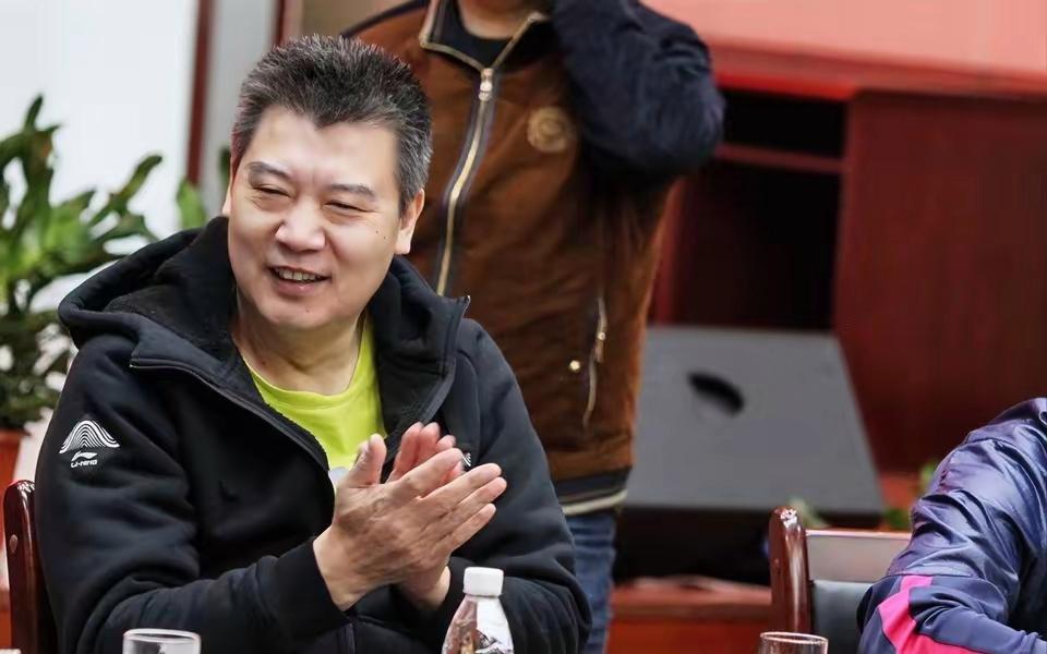 中国乒乓球队教练李隼一家子全是体育圈狠角色。他老爹李世铭当年在体操界可是响当当