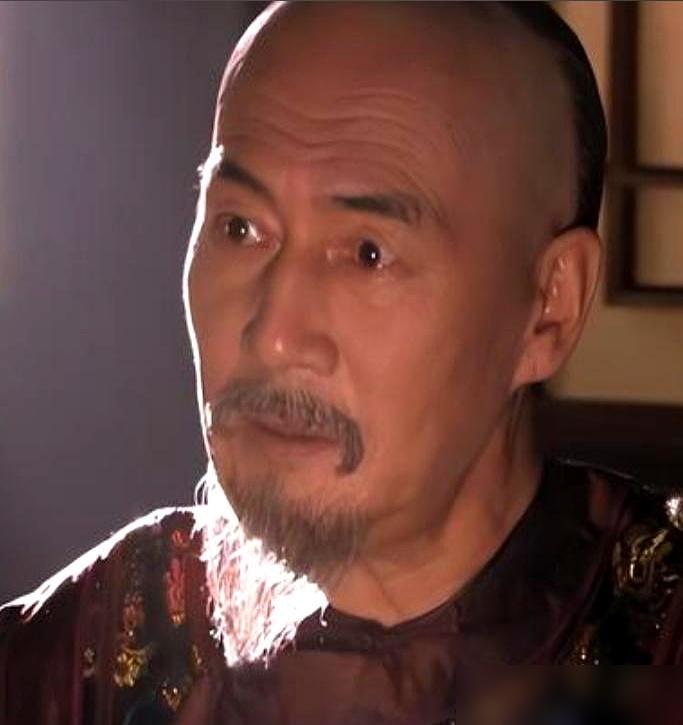 你以为大宅门片头那个跪在雪地里的小人是在拜祖宗？错了，那是导演郭宝昌在给亲妈磕头