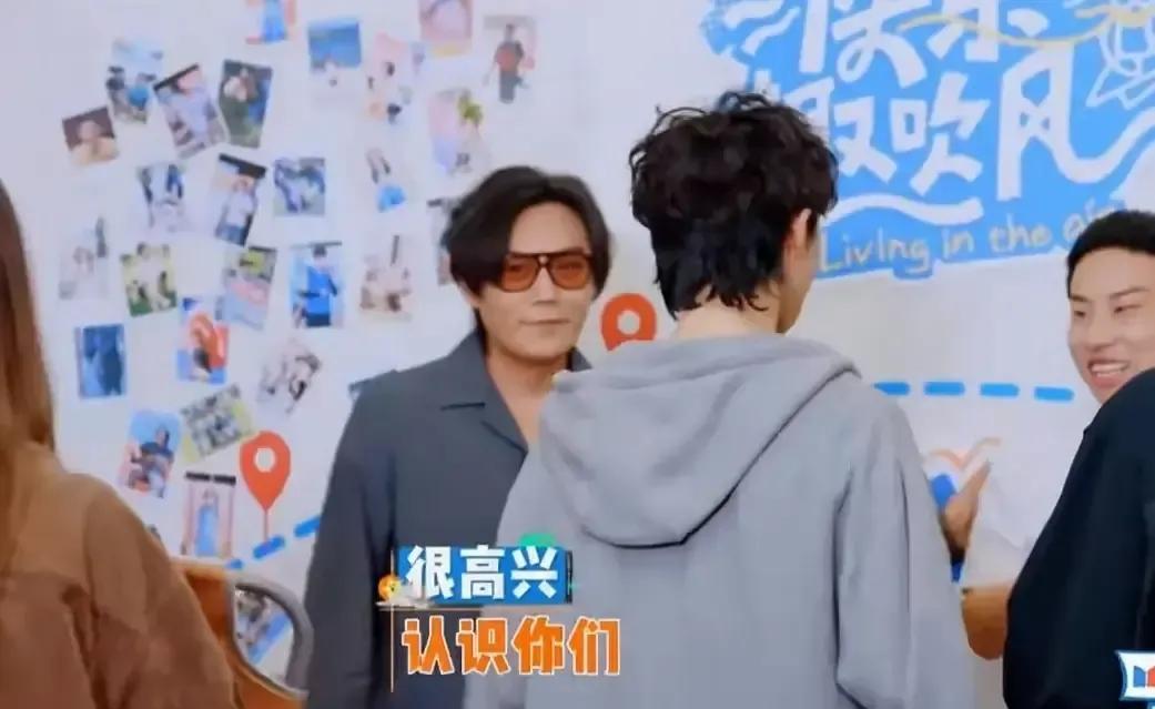 秦昊躲在监控室，盯着屏幕里的儿子。眼泪吧嗒，砸在键盘上。这个硬汉，在儿子试镜