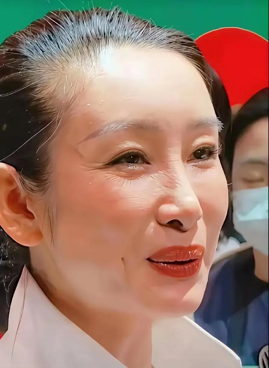 秦海璐最近被拍到素颜出席活动，笑得跟小姑娘似的，眼角皱纹没藏住，但整个人松松软软