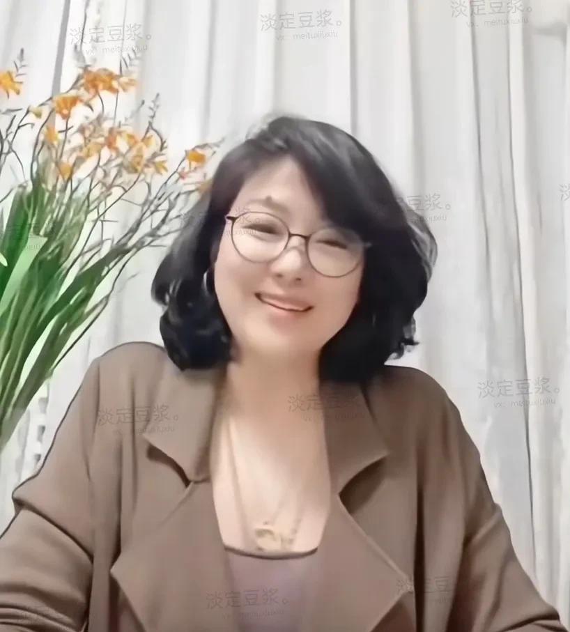 天啊！看久未露面的沈傲君变化还是很大的，感觉脸型圆润不少，发型变了，还戴眼镜了，