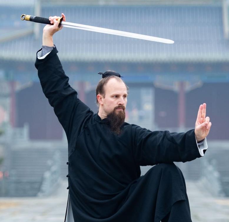 别再给武当山那两万多名老外鼓掌了！这根本不是什么文化输出，本质就是一场文化层面的