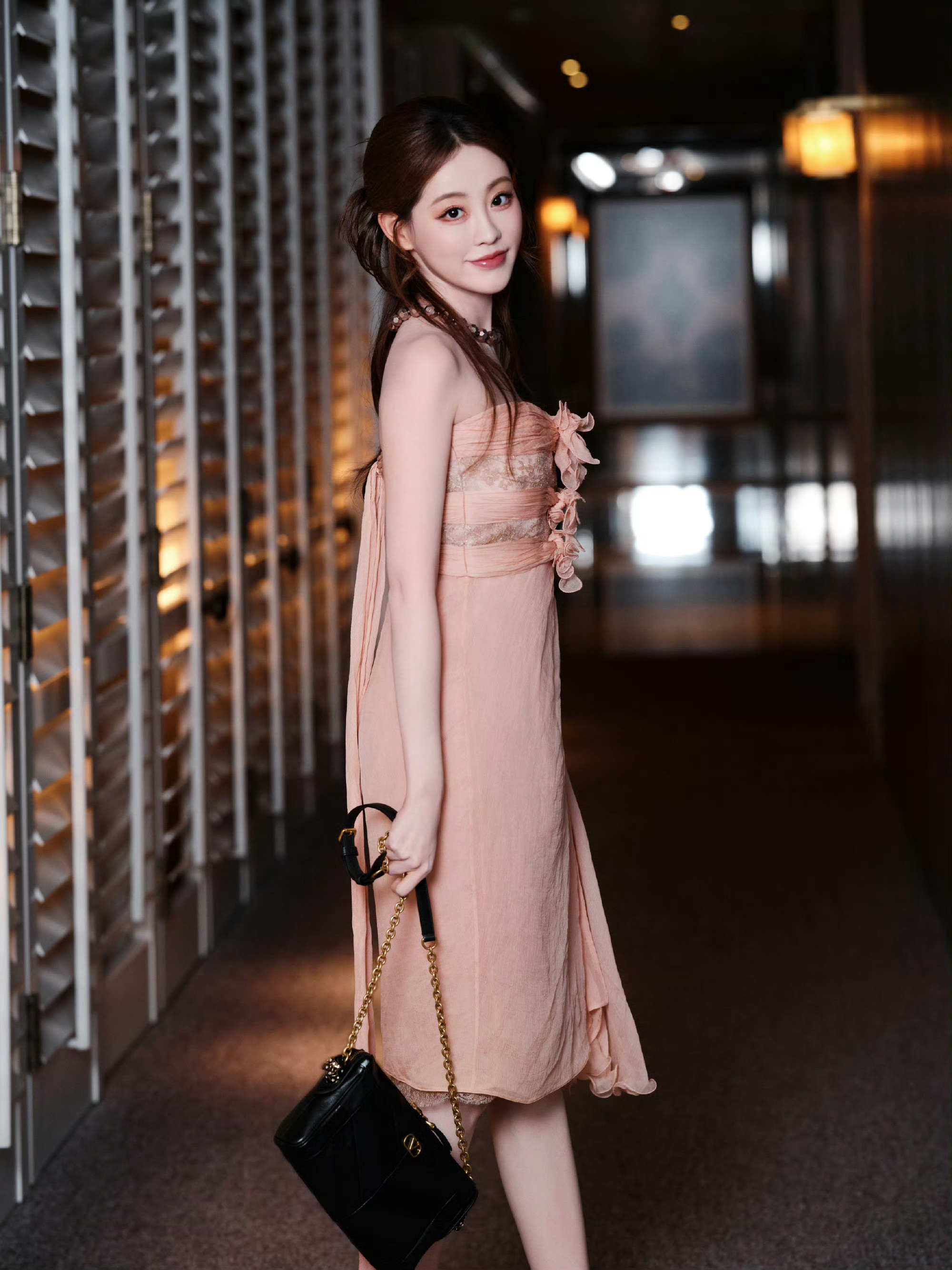 帽檐之下是更美的面孔！祝绪丹这两套衣服都喜欢都好看​​​