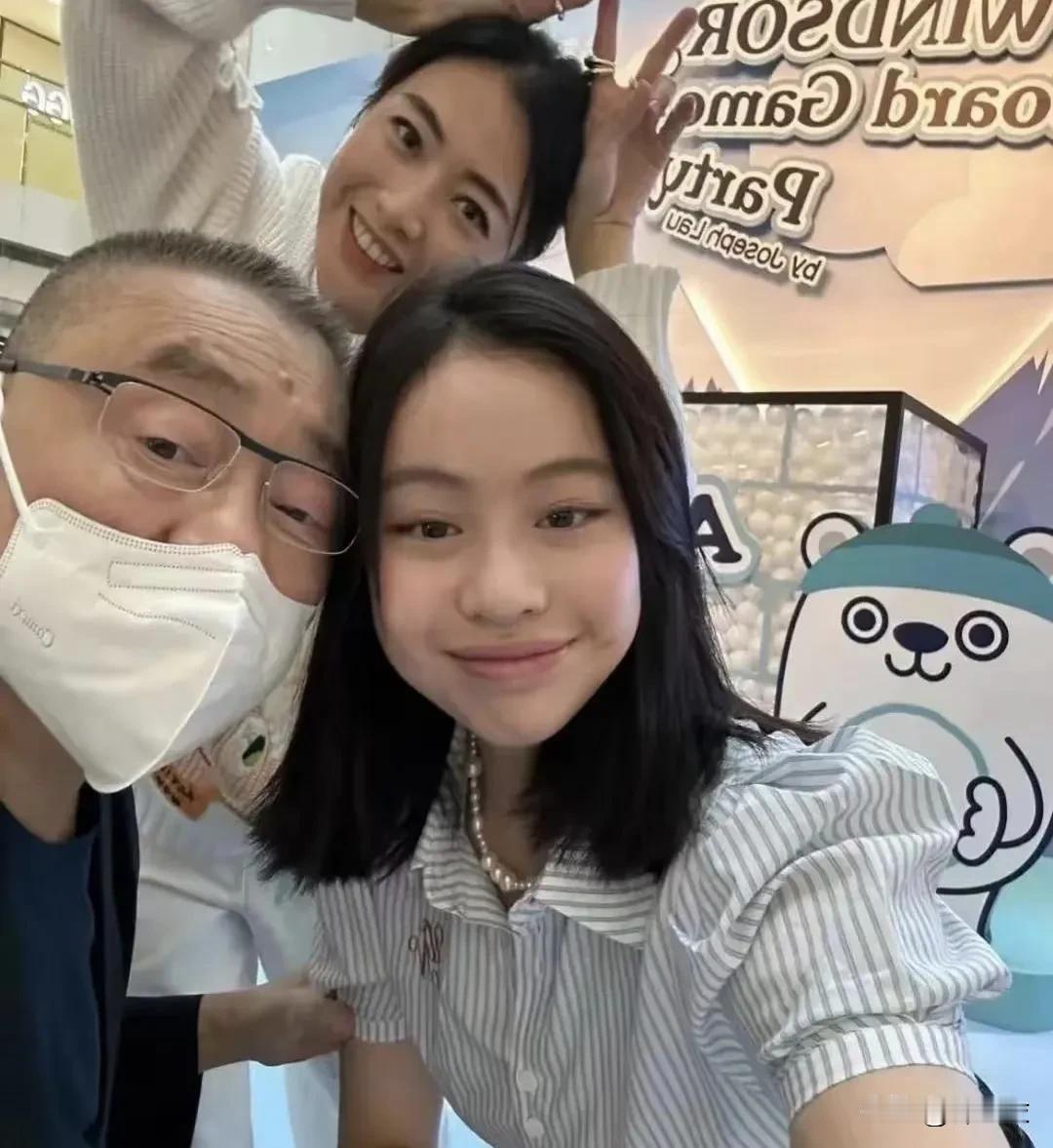刘銮雄可能是因为年轻时美女看多了，所以他也有审美疲劳了，因为他交往过的美女，全都