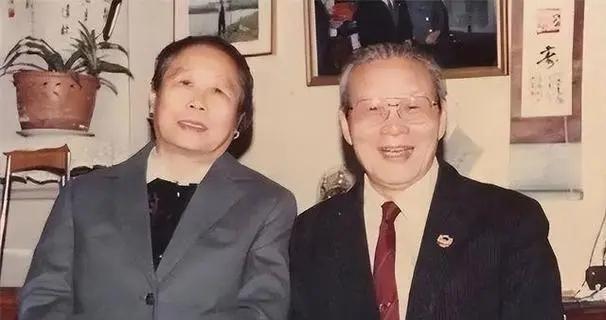 1988年，第七届全国政协会议在北京召开时，原国民党军统特务沈醉见到来参会的刘晓