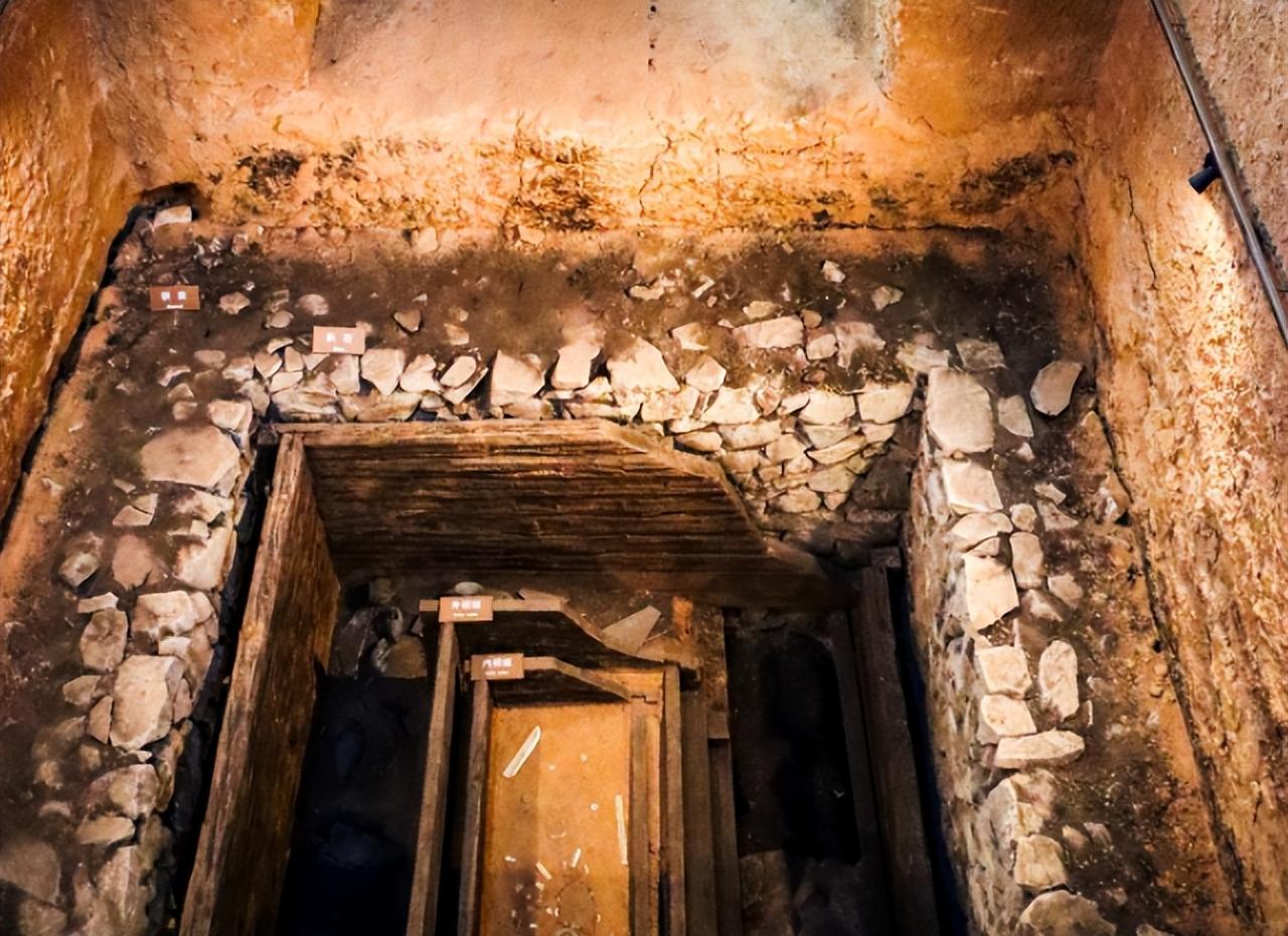 3000年前，一个女人死了。她没穿衣服，但全身上下挂满了玉器、青铜和贝币，从脖子