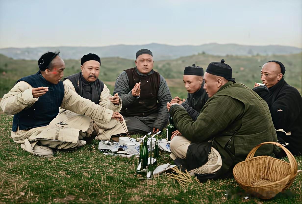 这一张百年前的人清明祭祖时的照片，英国摄影师丁乐梅(在1909-1911年间)拍