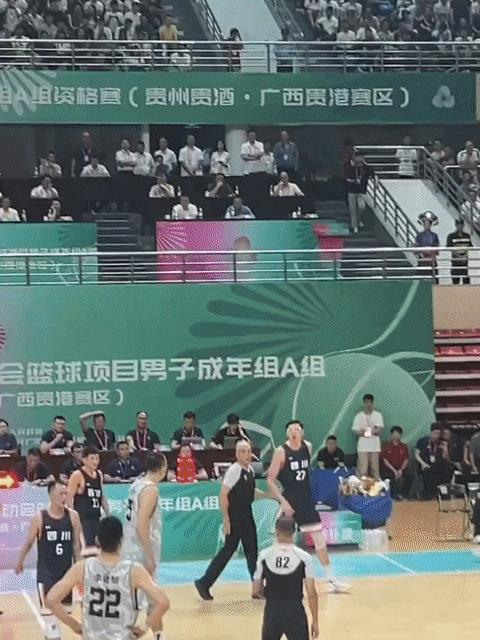 琦哥打个全运会也是左右为难啊。全运会四川对阵辽宁，辽宁是周琦以前的老东家，毕竟