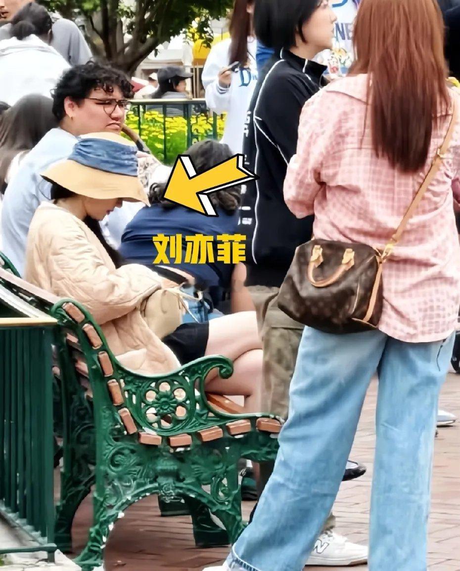 有网友在洛杉矶迪士尼偶遇刘亦菲，本人格外低调，还是被路人一眼认出来了。神仙姐姐的