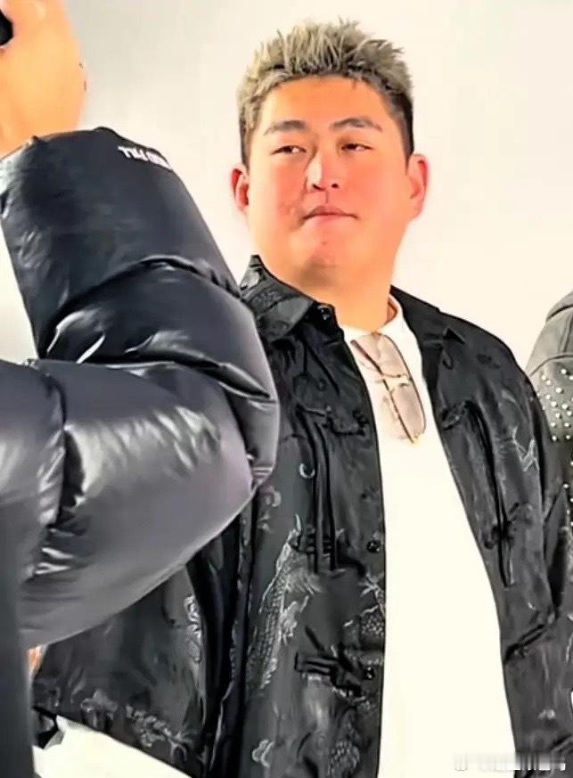 赵本山儿子去录MV，赵一楠戴墨镜，染黄毛，双手插兜爷们气质十足，体格子太壮实了，