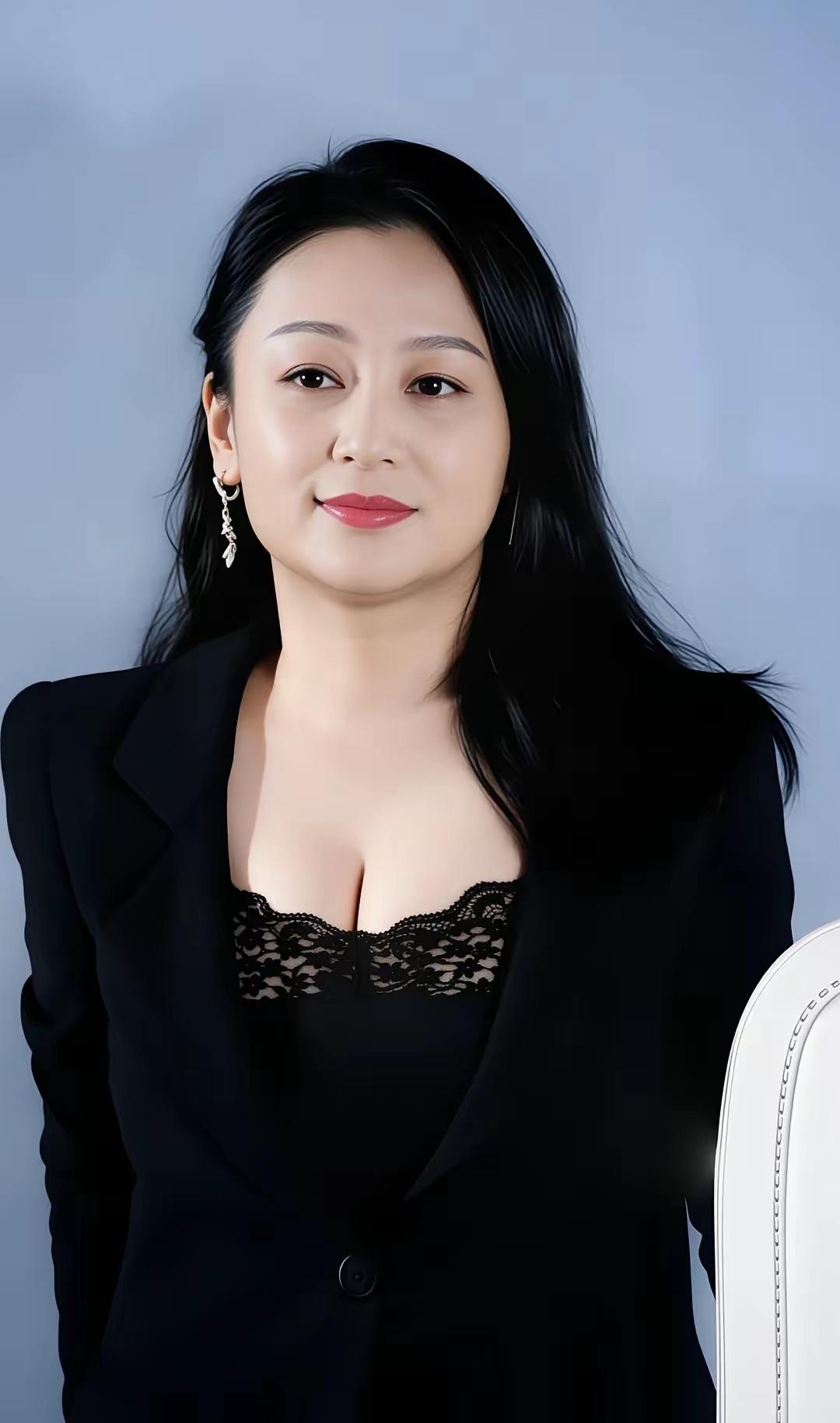 🔥56岁陈红状态炸了！黑西装配蕾丝内搭，贵妇气场直接封神！谁能想到，曾经的