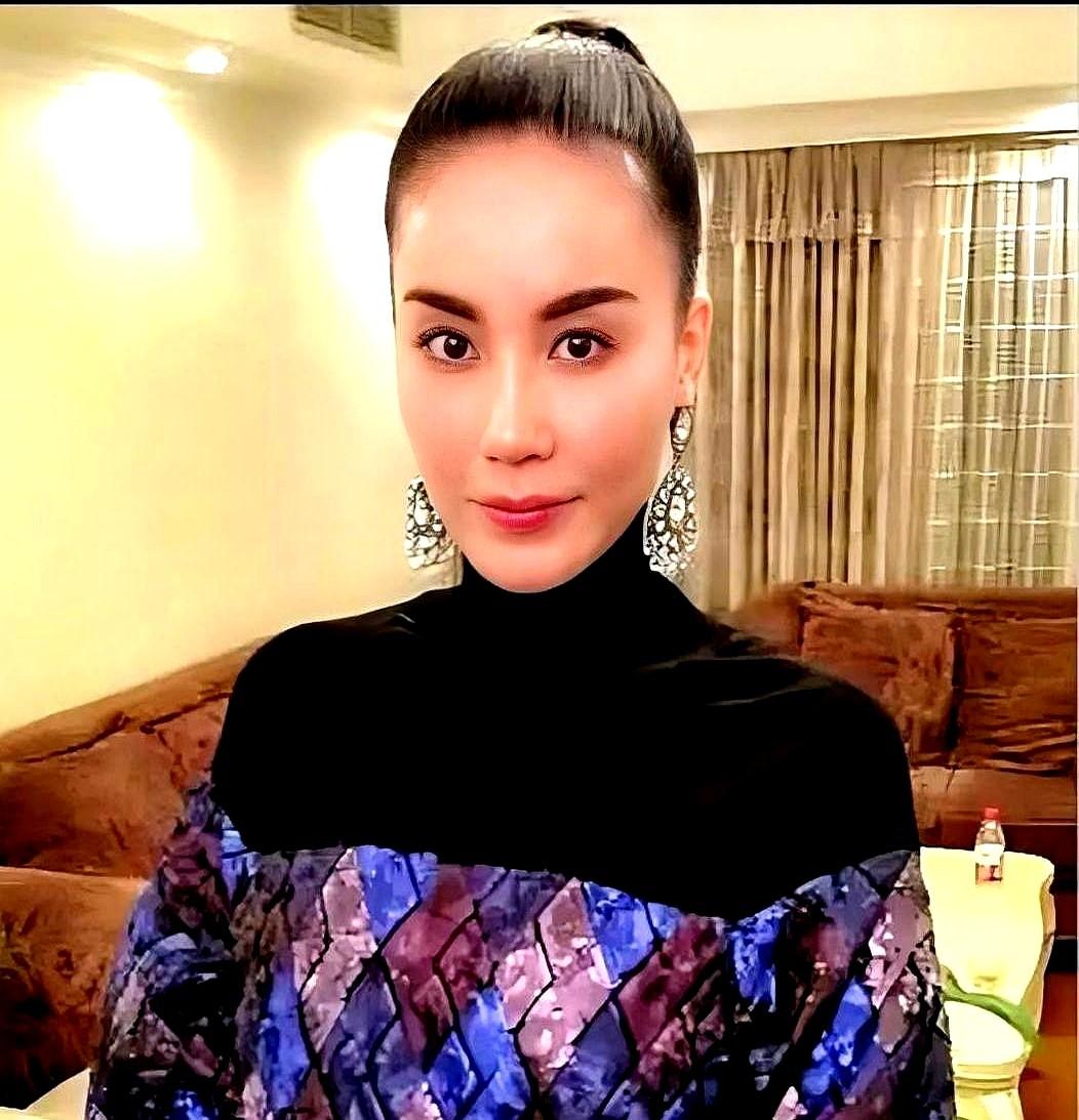 王菲伦敦陪女儿，这妈当得到底算不算格？最近被拍到在伦敦陪李嫣逛画廊，女儿在U