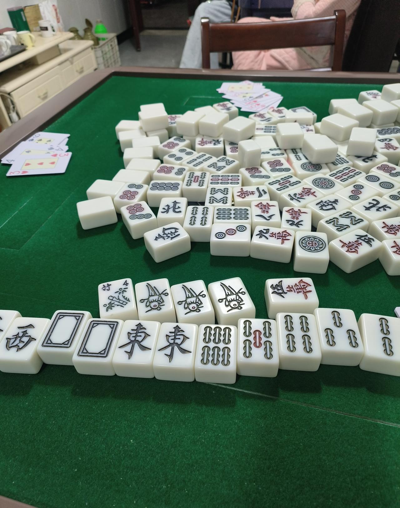 千万别开麻将馆。那些灯火通明到凌晨的店面，八成在硬撑。2023年全国娱乐场所