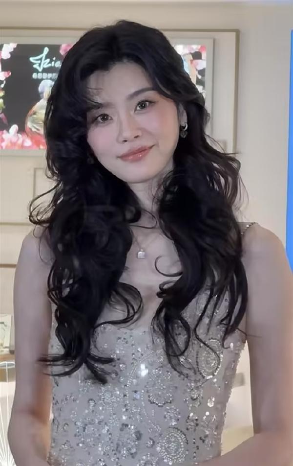 最近奚梦瑶在出席时尚活动的时候搭配了一件金色的裙子，看上去有种光彩照人的感觉，真