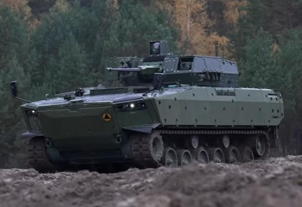 波兰军工企业展示的两辆“博尔苏克”步兵战车。它们与其他车辆的区别在于涂装和前部浮