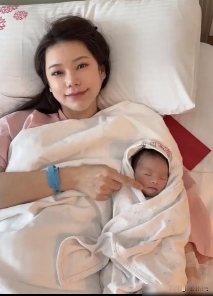 汪小菲他爹，才是全场真正的“赢家”。离婚超过40年，前妻张兰不但没让他掏一分