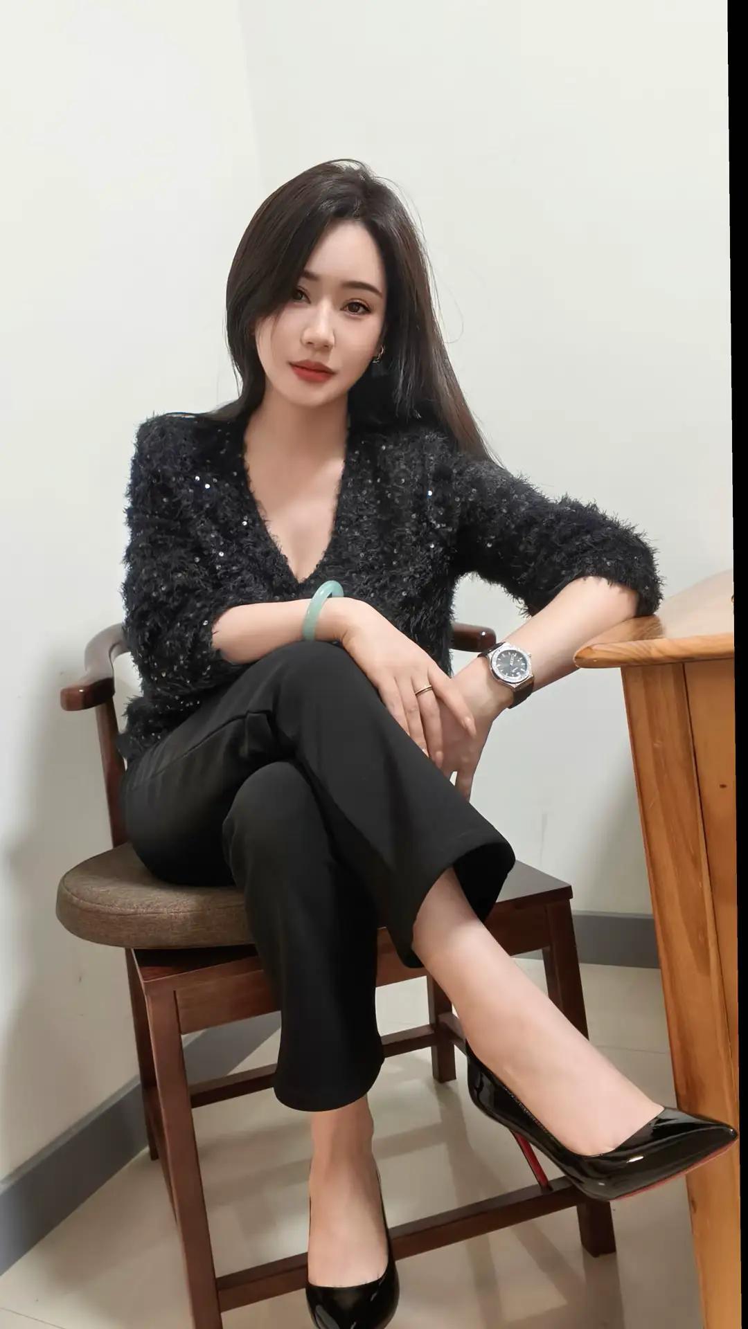 黑色亮片针织衫搭配黑色西裤，这组合绝了！稳重中带点野性，就像表面沉静的火山，内里