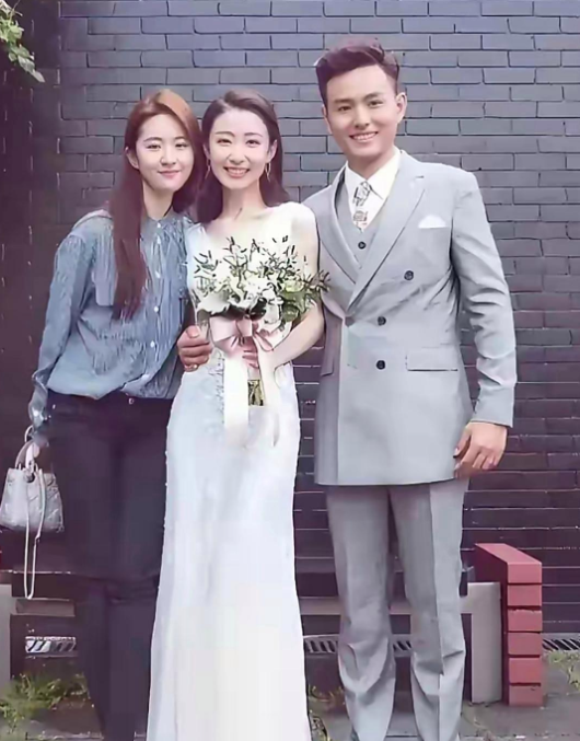 新娘子居然比刘亦菲还漂亮。