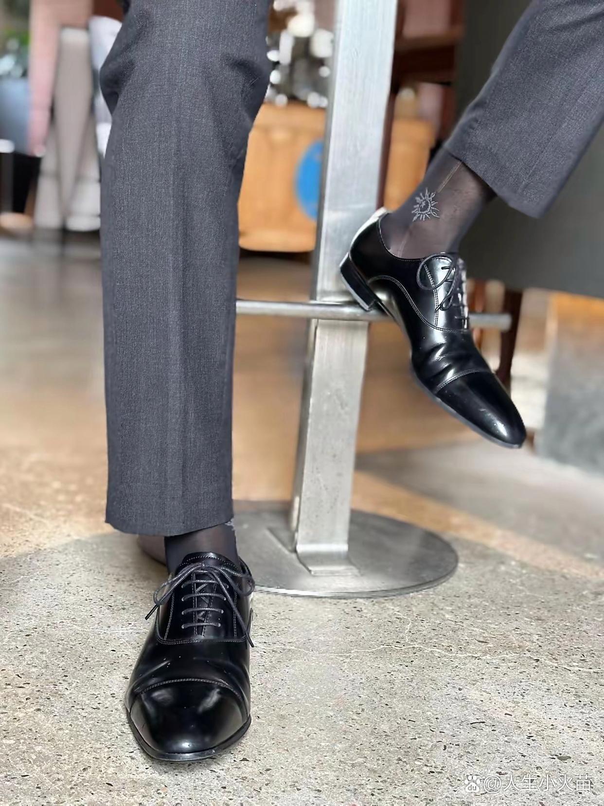 现在男生的袜子都做的这么花哨了吗？​​​