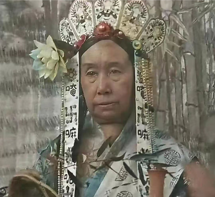 这是慈禧六十大寿时，外国摄影师拍下的真实老照片。身为晚清权势顶尖的人物，她这身装